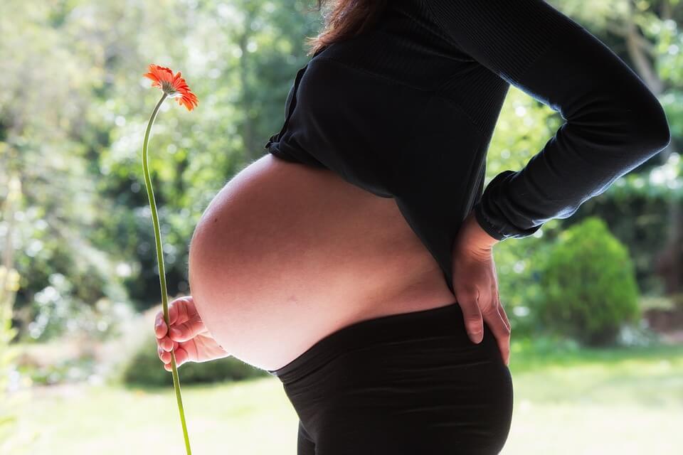Ventre d'une femme enceinte - Sophrologie er hypnose pour préparer la maternité