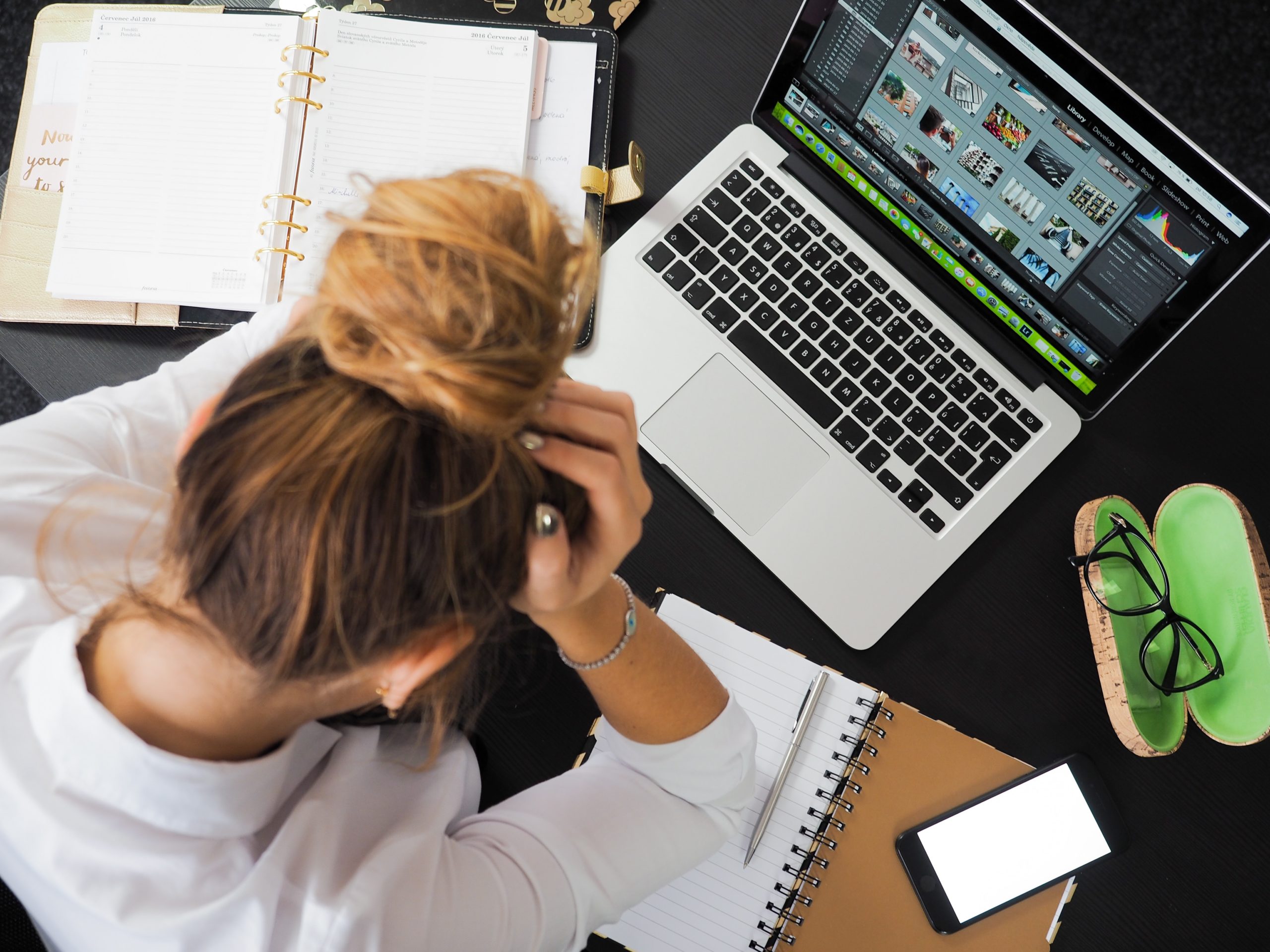 Une étudiante en stress devant son ordinateur