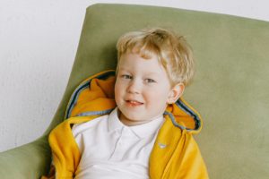 pexels-anna-shvets-3771508 un enfant sur un sofa